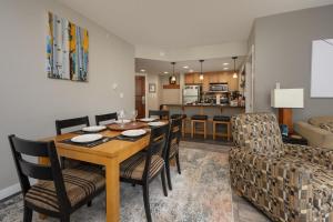 een eetkamer en woonkamer met een tafel en stoelen bij Founders 2 Bedroom Condo in Winter Park