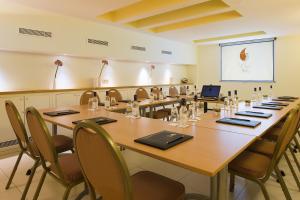 une grande salle de conférence avec une grande table et des chaises dans l'établissement Hotel Le Six, à Paris