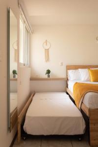 Un dormitorio con dos camas y un espejo. en Silver Sun Apartment, en Guatemala