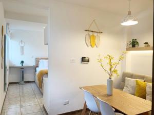 Una sala de estar con una mesa y un dormitorio. en Silver Sun Apartment, en Guatemala 31 fotos más