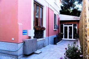 un edificio rosa con ventana y puerta en La Villa bed & breakfast, en Milán
