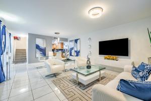 sala de estar con sofá y TV en Luxurious and cozy Townhouse 3 bedrooms 2.5 Bath en Miami