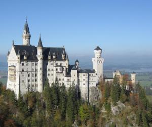 un château au sommet d'une montagne dans l'établissement Alpenrose Appartements, à Nesselwang