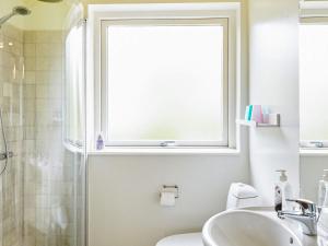 Baño con ventana sobre un aseo y un lavabo en Holiday home Vig XLII en Vig