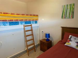 a bedroom with a ladder next to a bed at San Alfonso 507 in Algarrobo
