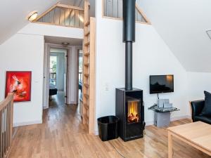 Il comprend un salon avec une cheminée et une télévision. dans l'établissement Holiday home Rømø CXXV, à Kongsmark