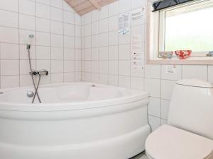 Et badeværelse på 6 person holiday home in Hemmet-By Traum + 28 billeder