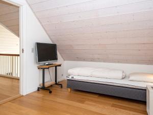 Imagen de la galería de Four-Bedroom Holiday home in Harboøre 8, en Harboør