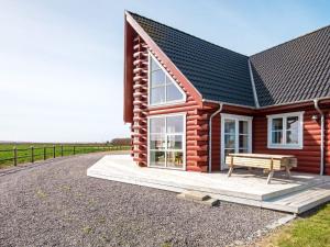 Imagen de la galería de Four-Bedroom Holiday home in Harboøre 8, en Harboør