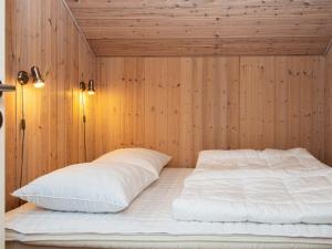 Postel nebo postele na pokoji v ubytování Holiday home Tarm LXXII