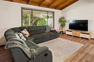 un soggiorno con divano e TV a schermo piatto di Menta Cottage a Dunsborough