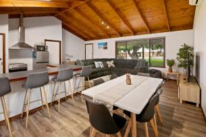 una cucina e un soggiorno con tavolo e sedie di Menta Cottage a Dunsborough