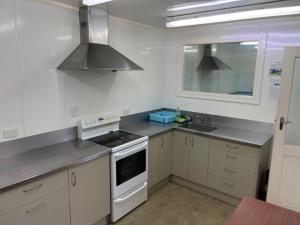 Una cocina o zona de cocina en Raymar Motor Inn