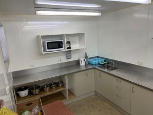 Kuchyň nebo kuchyňský kout v ubytování Raymar Motor Inn