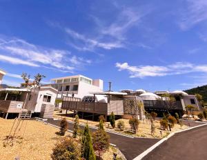 una fila di case in una strada con un edificio di Necoana Glamping a Fujikawaguchiko
