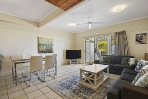 The Sunsetter - Villa 25 Tangalooma في تنجالوما: غرفة معيشة مع أريكة وطاولة