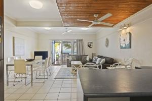 The Sunsetter - Villa 25 Tangalooma في تنجالوما: غرفة معيشة مع أريكة وطاولة