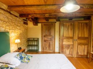 Schlafzimmer mit einem Bett, Holzwänden und Holzböden in der Unterkunft Gîte Borrèze, 4 pièces, 6 personnes - FR-1-616-152 in Borrèze