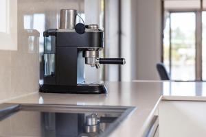 une cafetière assise au-dessus d'un comptoir dans l'établissement Waterfront on Forster Keys, à Forster