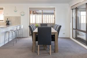 une salle à manger avec une table et des chaises dans l'établissement Waterfront on Forster Keys, à Forster