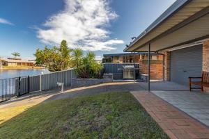 d'une terrasse avec vue sur l'eau. dans l'établissement Waterfront on Forster Keys, à Forster 15 autres photos