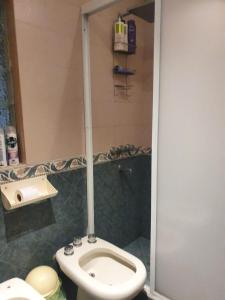 łazienka z toaletą i umywalką w obiekcie Uriburu B&B w mieście Resistencia