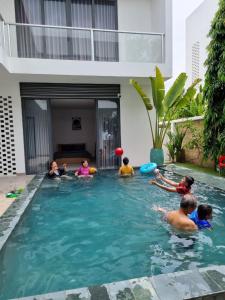 een groep kinderen die spelen in een zwembad bij Villa Zenna Long Hải - Mimosa 611 View Biển in Long Hai