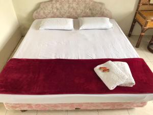 Tempat tidur dalam kamar di Hotel Miranda at Desa Wisata Berastagi