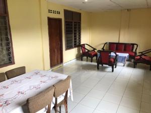 um quarto com duas camas e cadeiras e uma mesa em Hotel Miranda at Desa Wisata Berastagi em Berastagi