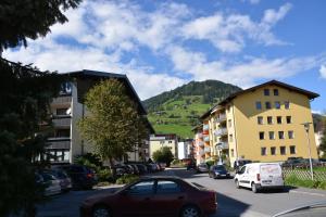 eine Straße mit Gebäuden und Autos auf der Straße in der Unterkunft LOW BUDGET Apartment Areit Lozano by Apartments Ged in Zell am See