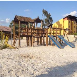 un parco giochi sulla spiaggia con altalene blu di Winterville residence a Gravatá