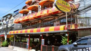 un edificio con un ristorante sul lato di una strada di Klein Heidelberg Guesthouse a Pattaya North