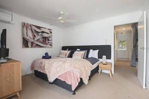 מיטה או מיטות בחדר ב-Hamptons Style Villa 43