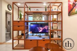 טלויזיה ו/או מרכז בידור ב-Timurbay Beach Resort 4paxes (Studio)-12-21