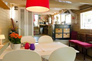 a room with a table and chairs and a kitchen at Houseboat Prince-Avalon in Amsterdam
