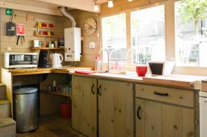 
A kitchen or kitchenette at Houseboat Prince-Avalon
