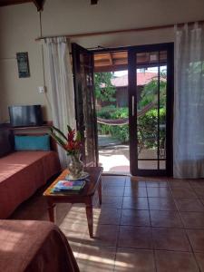 可可的住宿－Villa Silvestre，带沙发和桌子的客厅以及门