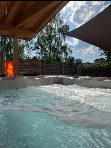 Bazén v ubytování Chalet Muehlwiese nebo v jeho okolí