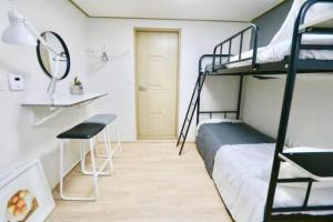Seoul Central Namsan Studio 2Beds #102 في سول: غرفة نوم مع سرير بطابقين ومكتب