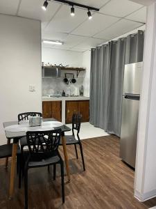 巴拿馬城的住宿－SERENADE Lodging Rooms，厨房配有桌椅和冰箱。