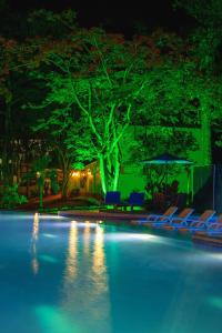 Bazén v ubytování Hotel Nana nebo v jeho okolí