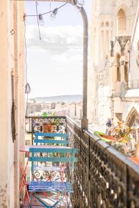 - deux chaises assises sur un balcon dans l'établissement Le Repaire - Appartement spacieux 2 chambres avec balcon, à Marseille