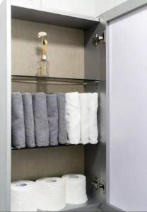 uma prateleira de toalhas e toalhas numa casa de banho em Seoul Central Namsan Studio #103 em Seul