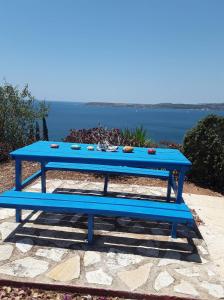 tavolo da picnic blu con vista sull'acqua di ELENH HOUSE ad Argostoli