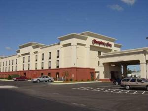 een hotel met auto's geparkeerd op een parkeerplaats bij Hampton Inn Stony Creek in Stony Creek