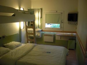 
A bunk bed or bunk beds in a room at ibis budget Stains - Saint Denis - Université
