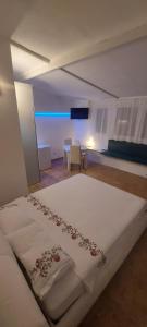 מיטה או מיטות בחדר ב-MAGENTA Apartments