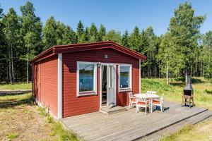 Imagen de la galería de Cottage with lovely views of the lake Hangasjon, en Hamneda