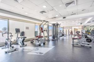 Fitness centrum a/nebo fitness zařízení v ubytování Live and experience a stunning Sea View Studio