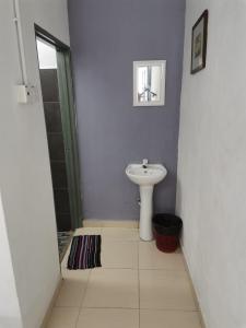 Vannas istaba naktsmītnē Langkawi Village Budget Rooms